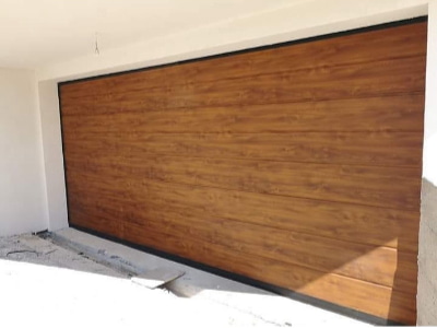 Porte me hapje tavanore imitim druri per garazh Porte me hapje tavanore imitim druri per garazh